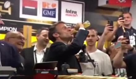 Макрон на одному дусі випив пляшку пива - Emmanuel Macron drank
