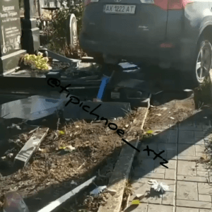 В Харькове священник снес джипом могилы