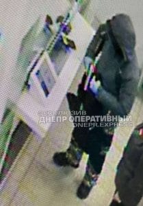 В Днепре вооруженный мужчина ограбил отделение ПриватБанка