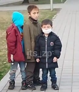 Трое детей 5-8 лет в медицинских масках вынесли кассу Трое детей 5-8 лет в медицинских масках вынесли кассу