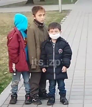 Трое детей 5-8 лет в медицинских масках вынесли кассу Трое детей 5-8 лет в медицинских масках вынесли кассу