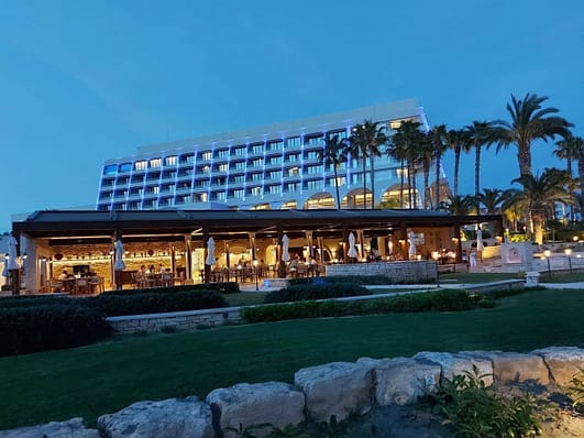 Петро и Марина Порошенко в самом дорогом отеле Кипра Parklane