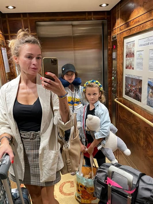 Неадекватна росіянка в літаку вдарила маленьку дівчинку з України