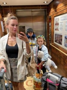 Неадекватна росіянка в літаку вдарила маленьку дівчинку з України