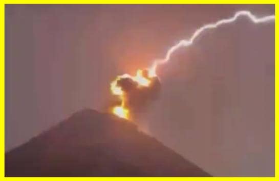 Lightning struck the top of the Fuego volcano