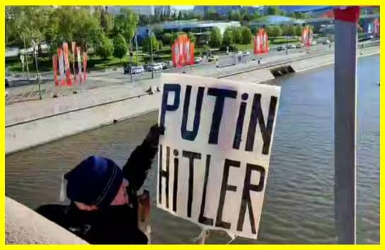 An activist with a Putin — Hitler poster was detained in Moscow