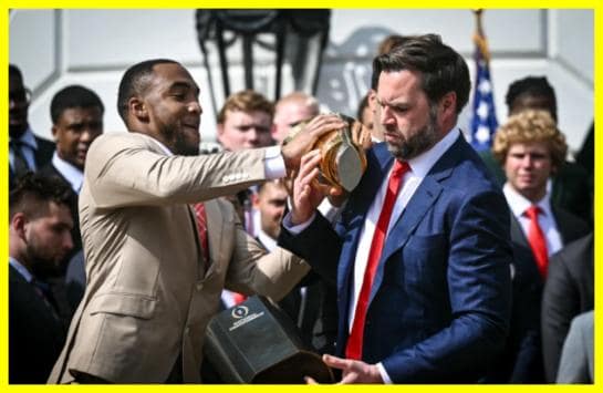 Джей Ді Венс зламав чемпіонський кубок команди Buckeyes