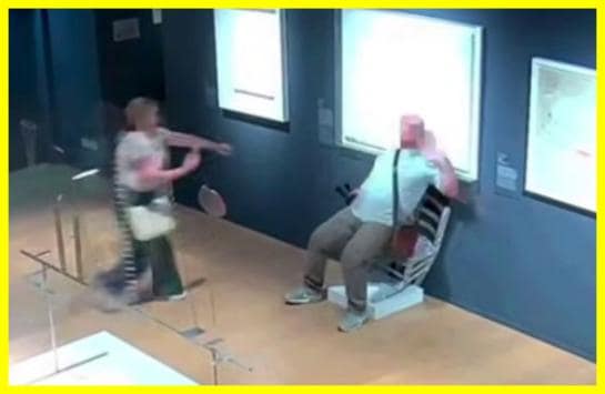 Турист зламав музейний експонат Swarovski