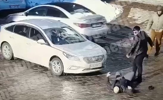 Водитель избил до смерти пешехода и скрылся на авто