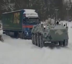 В Киеве вывела на дороги бронетехнику