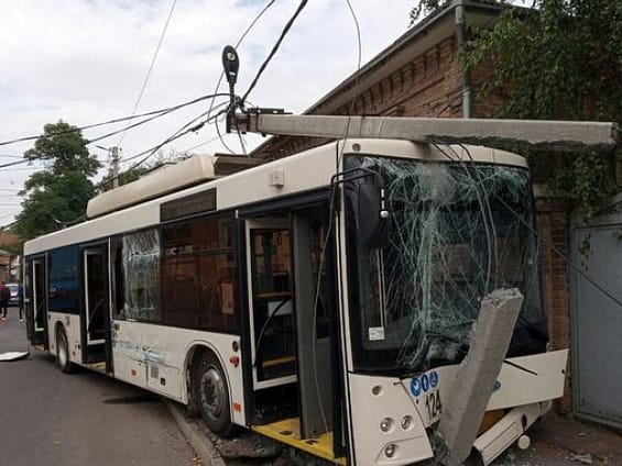 У Кропивницького вантажівка протаранила набитий пасажирами тролейбус