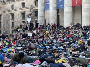 Люди легли на землю в память о мирных жителях, погибших из-за войны в Украине