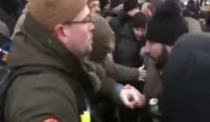 Под Печерским судом драка, в ход пошли газовые баллончики