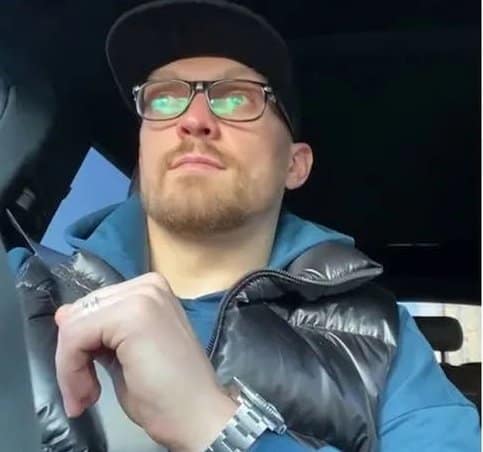 Автомобиль Усика эвакуировали в центре Киева 