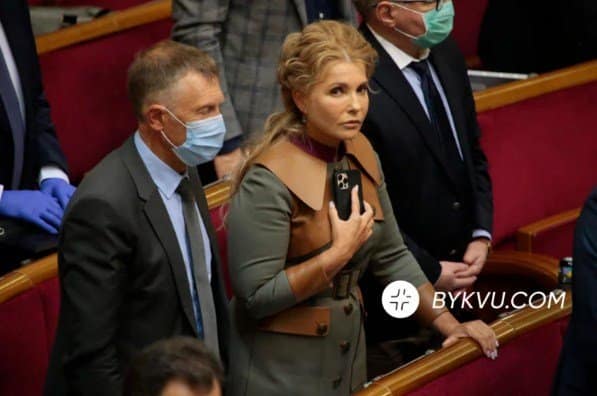  Тимошенко наклеїла на свій телефон захисну плівку
