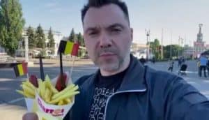 Алексей Арестович с сосисками в руке обратился к канцлеру Германии Шольцу