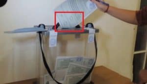 В Маріуполі в урну кидають бюлетені без жодної позначки