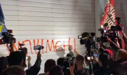 Мітингуючи заблокували будинок Володимира Зеленського