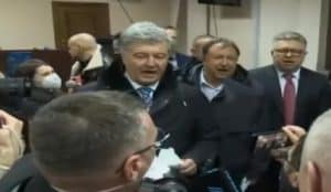 Поклонники экс-президента вместе с ним запели Рождественские песни в суде