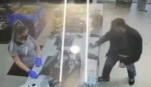 В сети вычислили скандального мужчину  "харкача"