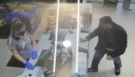 В сети вычислили скандального мужчину  "харкача"