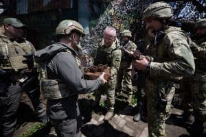 Владимир Зеленский посетил передовые позиции украинских военных Владимир Зеленский посетил передовые позиции украинских военных