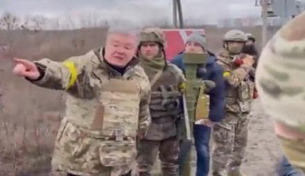 Порошенка попросили удалиться и не мешать эвакуации граждан