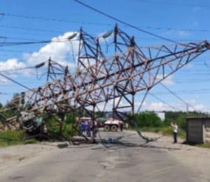 Авто снесло опору линию электропередач