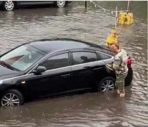 Сильный дождь, град и порывистый ветер в столице повалил деревья, провалил дороги