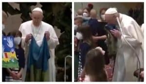 Папа Римский поцеловал флаг Украины!