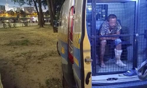 УКРАЇНЕЦЬ В ЗАКРИВАВЛЕНОМУ ОДЯЗІ ТА З НОЖЕМ ПЕРЕЛЯКАВ ЛЮДЕЙ НА ПЛЯЖІ В ВАРШАВІ