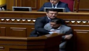 Николай Тищенко вышвырнул из-за трибуны Гео Лероса