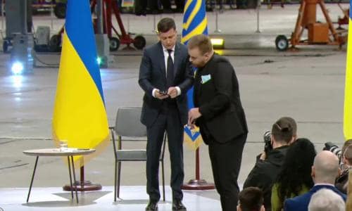 Владимир Зеленский дал почитать журналисту переписку со своего телефона