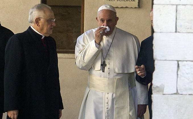 Папа Римський зліг з високою температурою