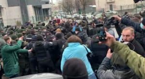 Под телеканалом "Наш" начались столкновения