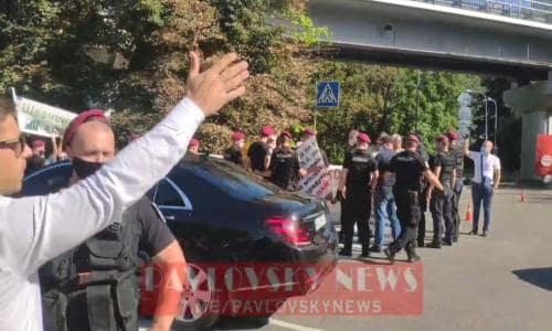 Активісти намагалися напасти на кортеж Зеленського