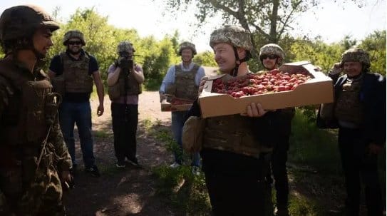 Творчество и мемы на "клубничный" вояж Петра Алексеевича 