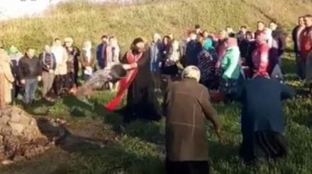 Под Харьковом забывчивый священник освятил куличи и прихожан водой прямо из ведра