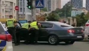 В Киеве водитель начал угрожать патрульным оружие