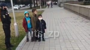 Трое детей 5-8 лет в медицинских масках вынесли кассу