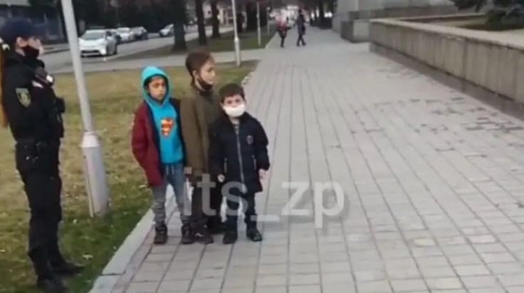 Трое детей 5-8 лет в медицинских масках вынесли кассу