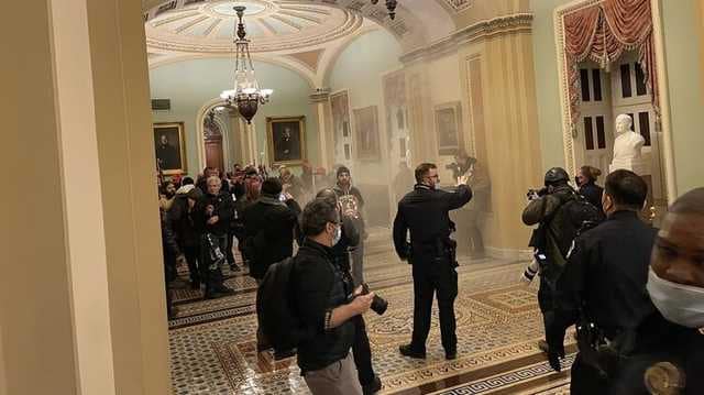 Під час штурму Капітолію застрелили дівчину Під час штурму Капітолію застрелили дівчину