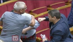 Драка в Раде! Депутат от "Батькивщины" ударил по лицу коллегу из  "Слуги народа"