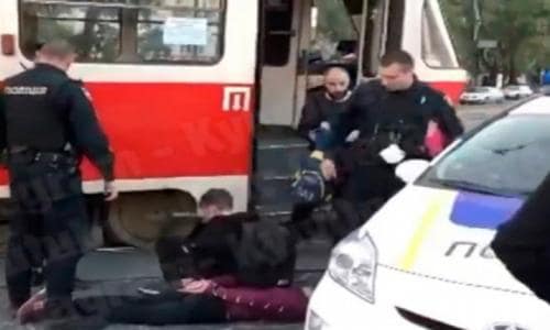 Підлітки влаштували погром у вагоні трамвая
