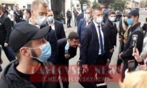 Зеленський знявши маску заспокоїв дитину яка почала плакати