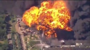 В США взорвался и пылает химический завод В США взорвался и пылает химический завод