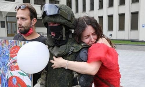 Бійці внутрішніх військ в Мінську опустили щити