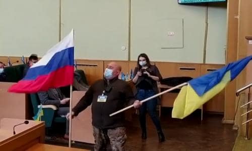 Неизвестный установил в зале горсовете Славянска флаг страны агрессора 