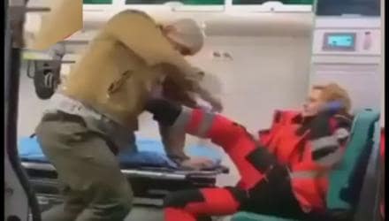 Медик швидкої «вирубав» пацієнта кулаком