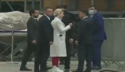 После пресс-конференции к Зеленскому прорвалась журналистка Порошенко